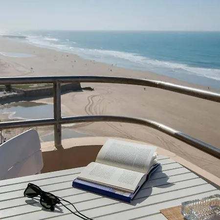 Gatu Bani Con Terraza Y Vista Frontal Al Mar, Preferente Mayores De 25 Anos Y Familias