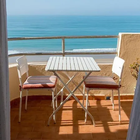 Gatu Bani Con Terraza Y Vista Frontal Al Mar, Preferente Mayores De 25 Anos Y Familias Apartment