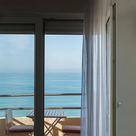 Gatu Bani Con Terraza Y Vista Frontal Al Mar, Preferente Mayores De 25 Anos Y Familias Apartment *