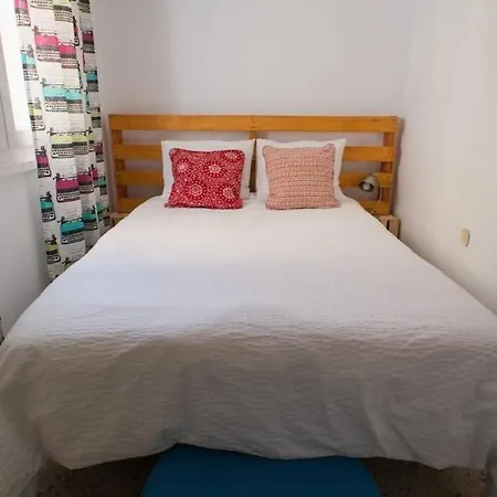 Gatu Bani Con Terraza Y Vista Frontal Al Mar, Preferente Mayores De 25 Anos Y Familias