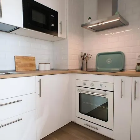 Gatu Bani Con Terraza Y Vista Frontal Al Mar, Preferente Mayores De 25 Anos Y Familias Apartment *