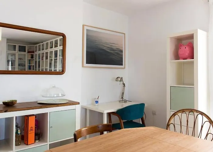 Gatu Bani Con Terraza Y Vista Frontal Al Mar, Preferente Mayores De 25 Anos Y Familias