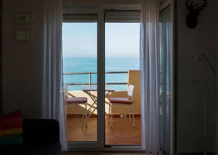 Gatu Bani Con Terraza Y Vista Frontal Al Mar, Preferente Mayores De 25 Anos Y Familias *