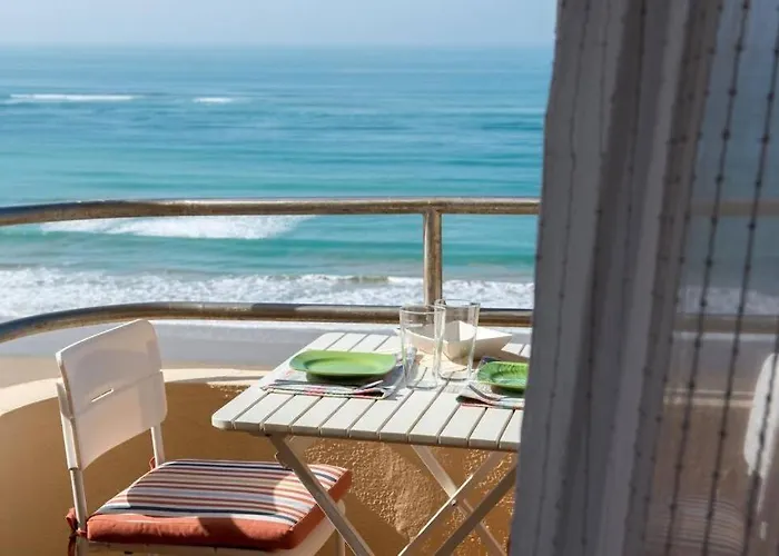 Gatu Bani Con Terraza Y Vista Frontal Al Mar, Preferente Mayores De 25 Anos Y Familias *