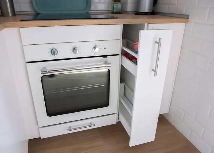 Gatu Bani Con Terraza Y Vista Frontal Al Mar, Preferente Mayores De 25 Anos Y Familias *