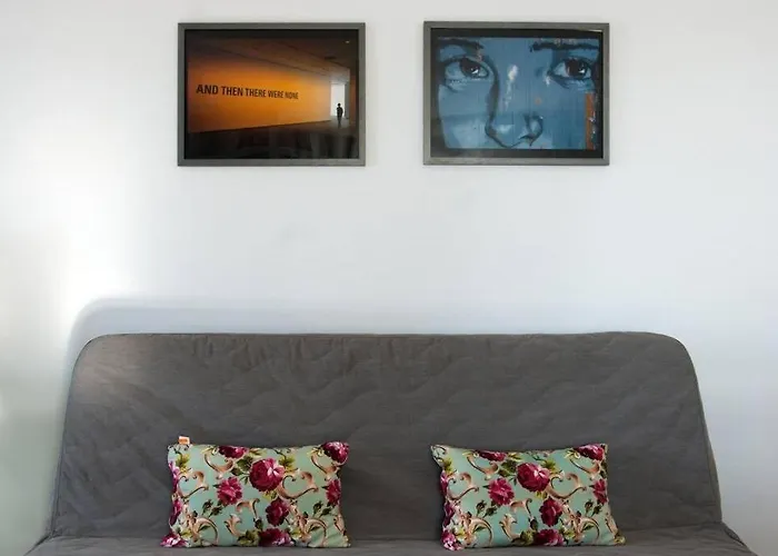 Gatu Bani Con Terraza Y Vista Frontal Al Mar, Preferente Mayores De 25 Anos Y Familias *