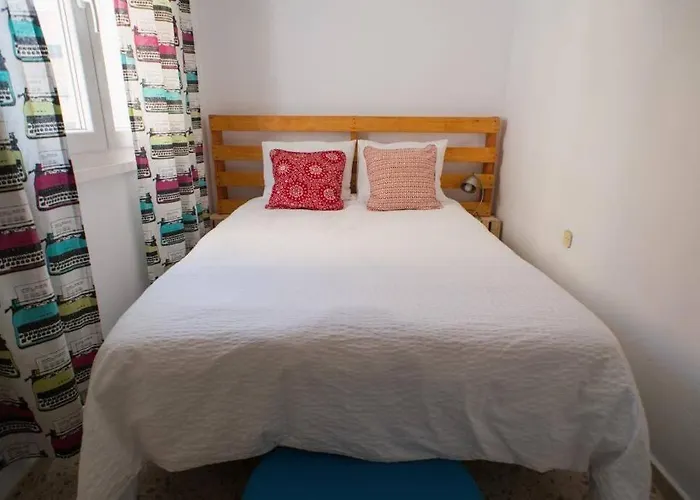 Gatu Bani Con Terraza Y Vista Frontal Al Mar, Preferente Mayores De 25 Anos Y Familias