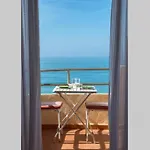 Gatu Bani Con Terraza Y Vista Frontal Al Mar, Preferente Mayores De 25 Anos Y Familias Cadiz